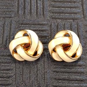 Vintage Unsigned Twist Knot Cream Enamel & Gold Tone Classic Clip Earrings